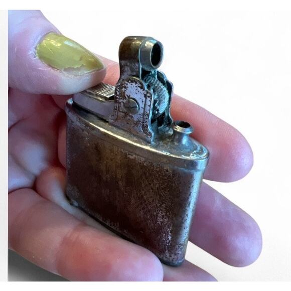 VTG 30s 40s Etched Brass Lighter FLAWS Decorative Theater Prop Collector Retro - Picture 4 of 6